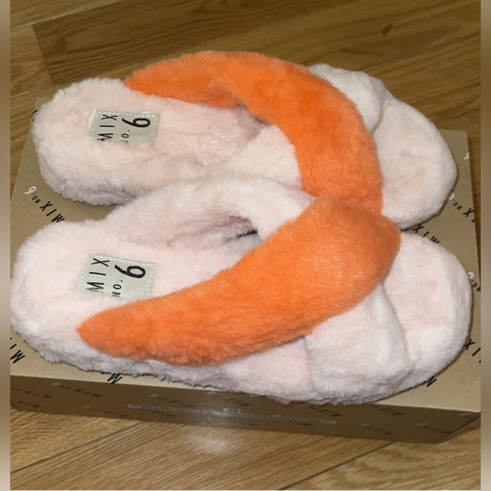 🍑 Orange/peach Fuzzy Slippers 🍑
